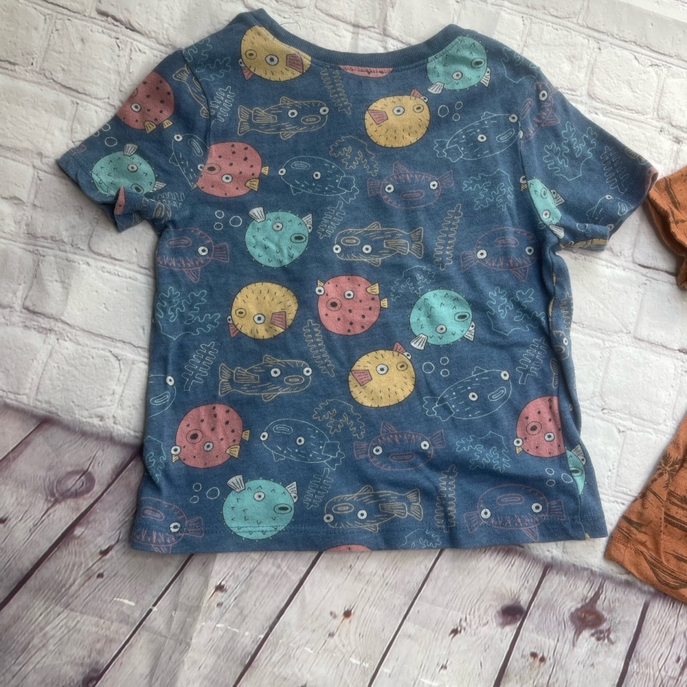 Old navy toddler, 3T T-shirt, bundle (3 shirts) beach undersea, graphic - Picture 6 of 7